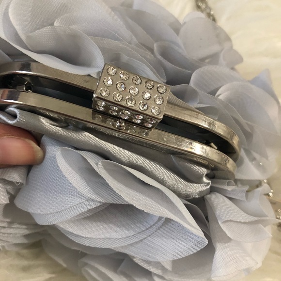 RUFFLE CLUTCH - Picture 5 of 8